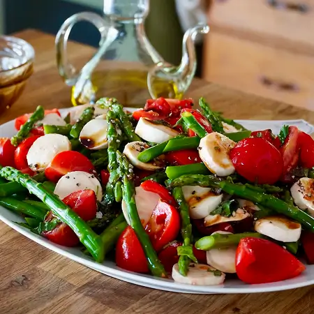 eat caprese salad as side for pizza